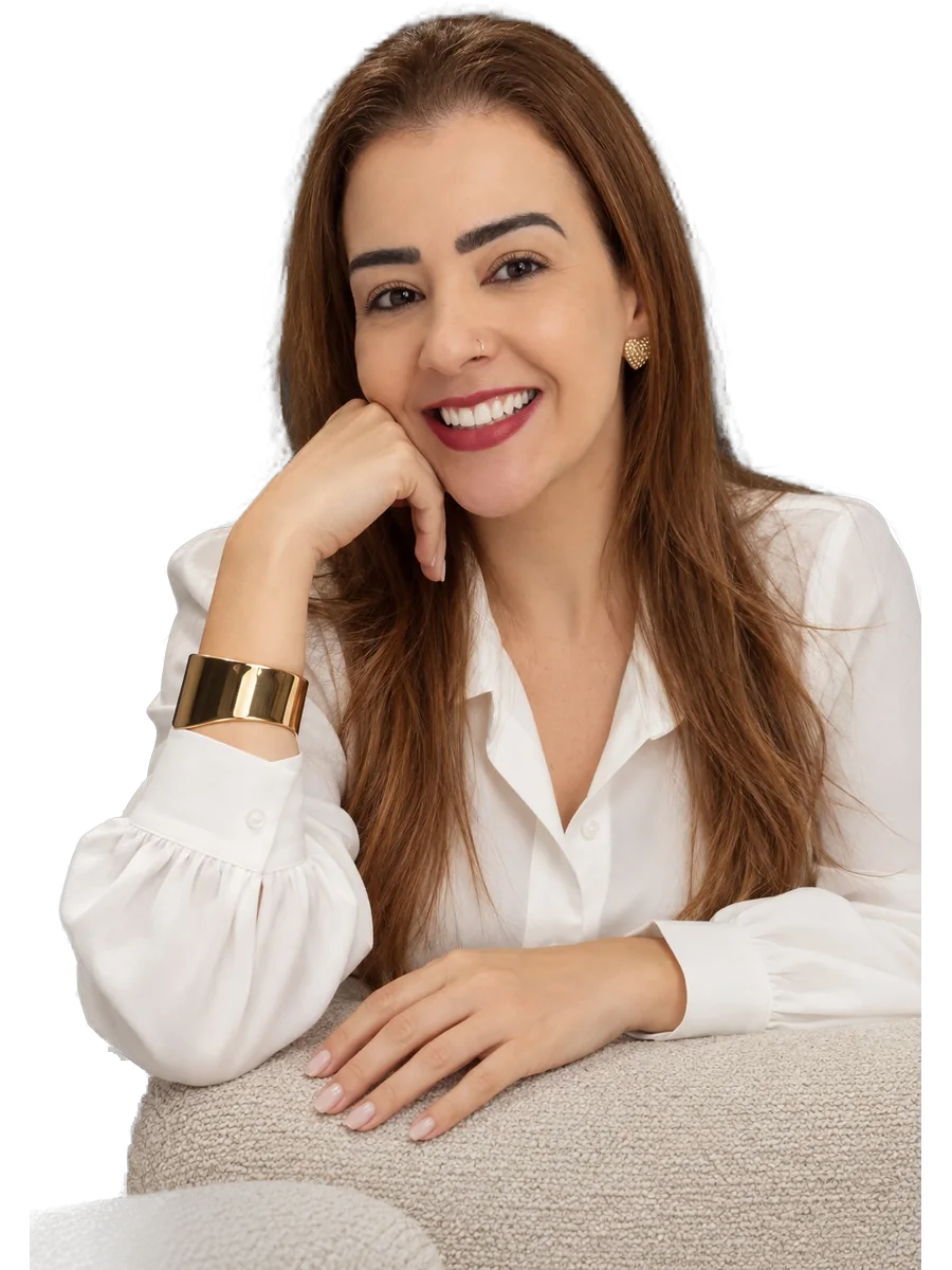 Dra. Sandra Braga, de blusa branca, sorrindo